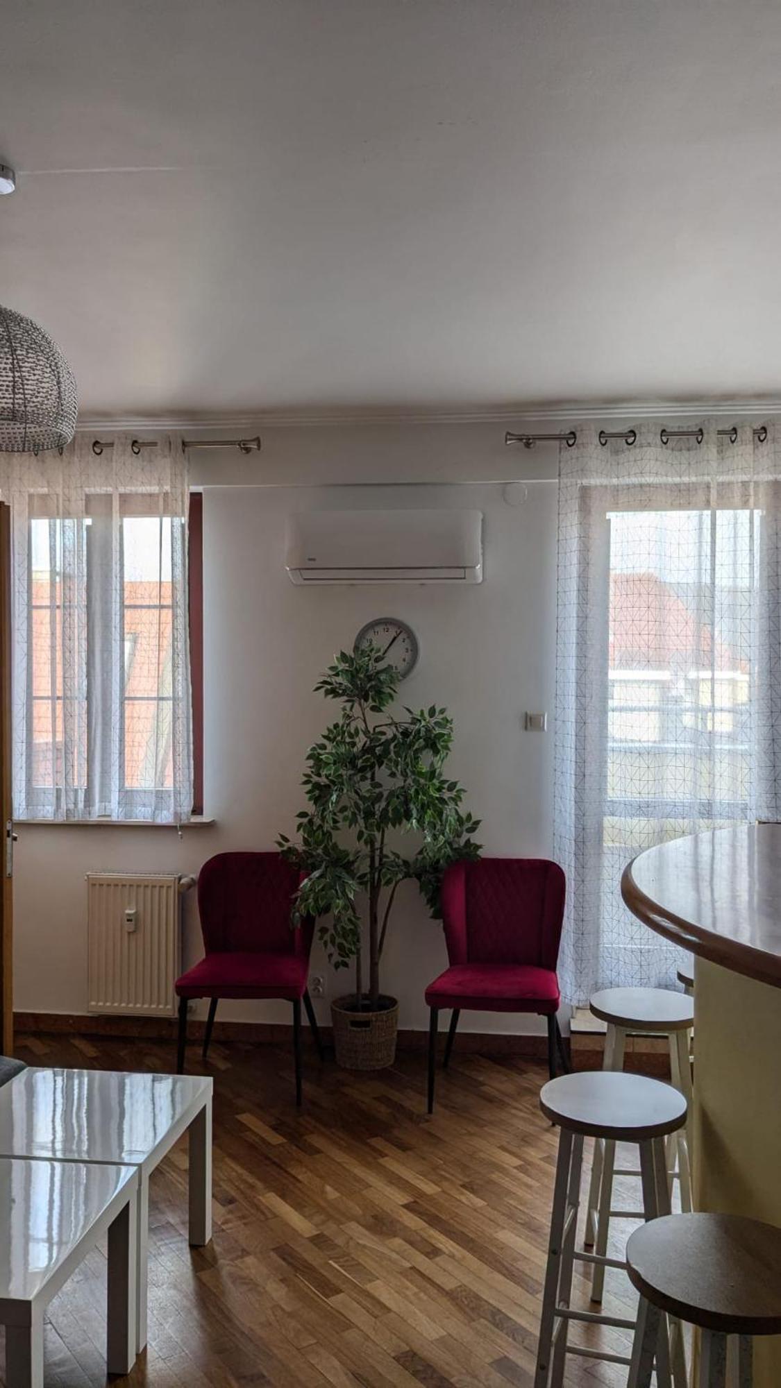 3-Bedroom Apt In Town Square Вроцлав Экстерьер фото